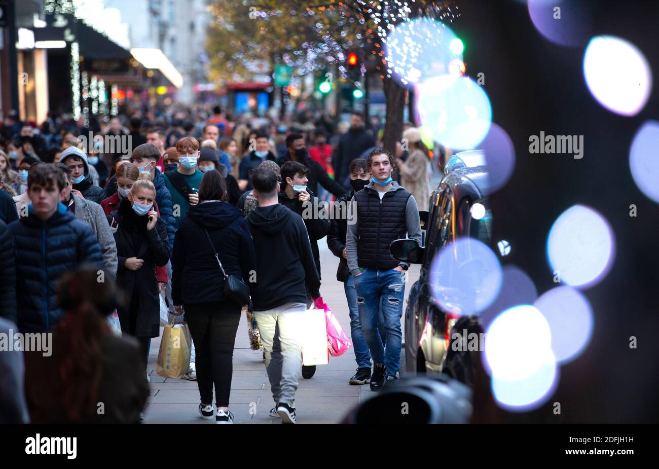 London, Großbritannien. Dezember 2020. Geschäftige Einkäufer in Londons Oxford Street, während die Menschen nach dem Ende der Sperre ausgehen. Kredit: Mark Thomas/Alamy Live Nachrichten Stockfoto