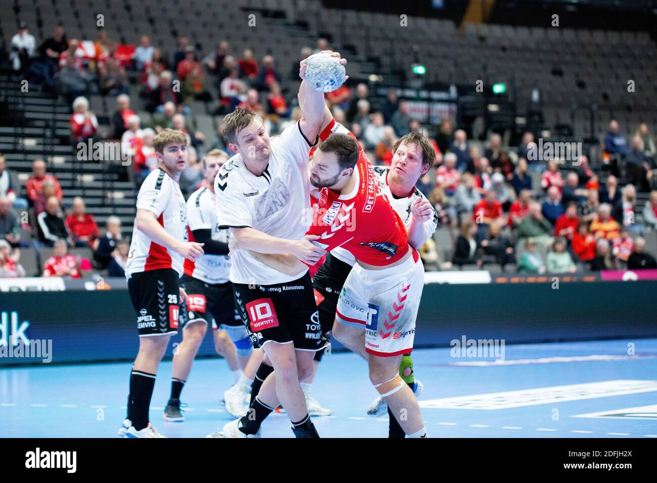 Aalborg, Dänemark. Dezember 2020. Nikolaj Laeso (13) von Aalborg Handball und Jonas Langerhuus (10) von Lemvig im Danish Men's Handball League Spiel zwischen Aalborg Handball und Lemvig-Thyboron Handball in der Jutlander Bank Arena in Aalborg gesehen. (Foto Kredit: Gonzales Foto/Alamy Live News Stockfoto