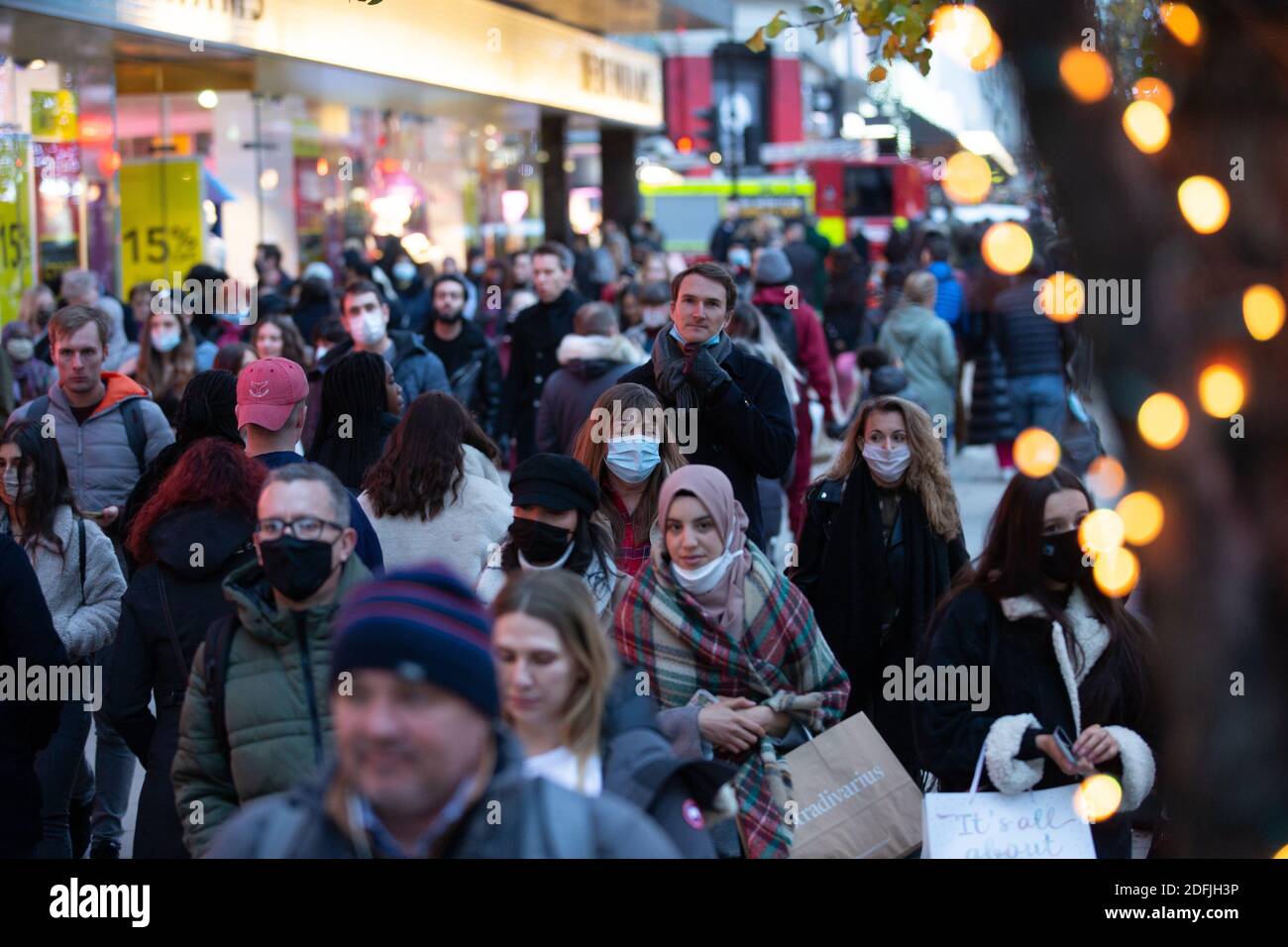 London, Großbritannien. Dezember 2020. Geschäftige Einkäufer in Londons Oxford Street, während die Menschen nach dem Ende der Sperre ausgehen. Kredit: Mark Thomas/Alamy Live Nachrichten Stockfoto