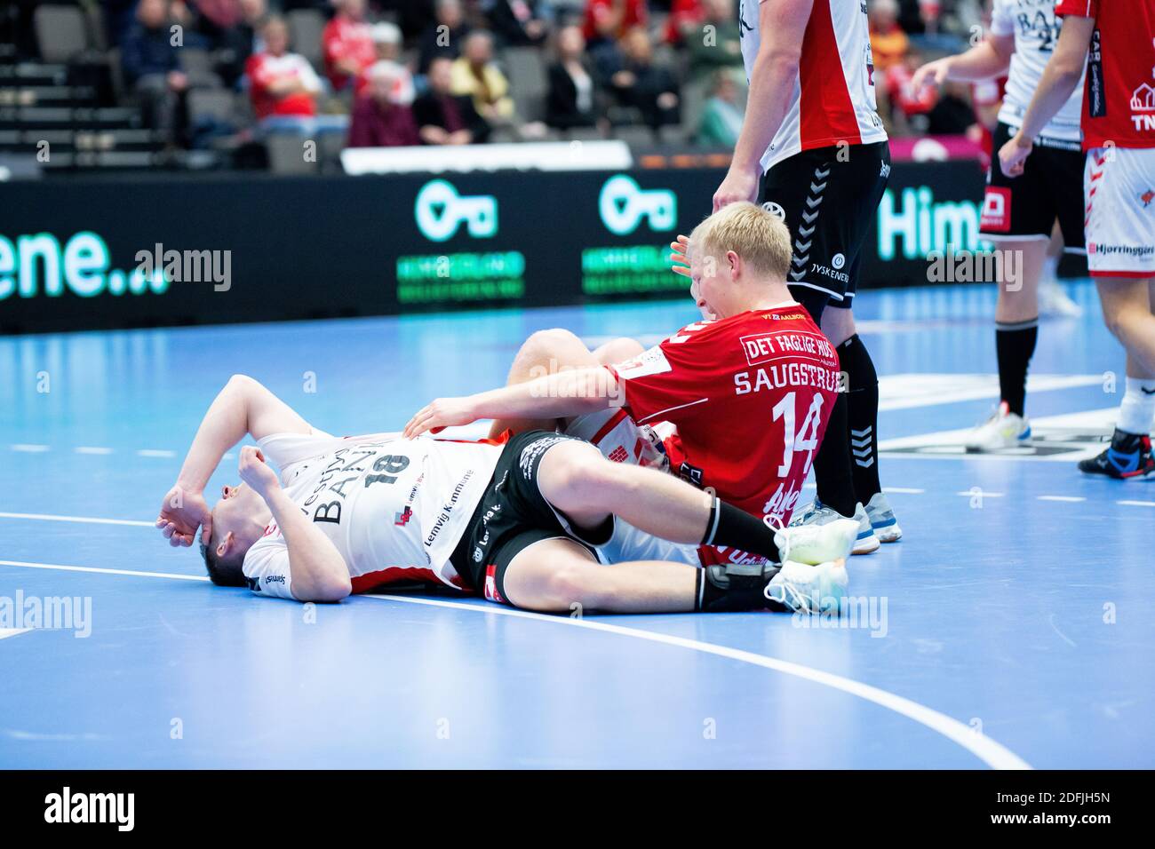 Aalborg, Dänemark. Dezember 2020. Magnus Saugstrup (14) von Aalborg Handball und Nicolaj Spanggaard (18) von Lemvig im Danish Men's Handball League Spiel zwischen Aalborg Handball und Lemvig-Thyboron Handball in der Jutlander Bank Arena in Aalborg gesehen. (Foto Kredit: Gonzales Foto/Alamy Live News Stockfoto