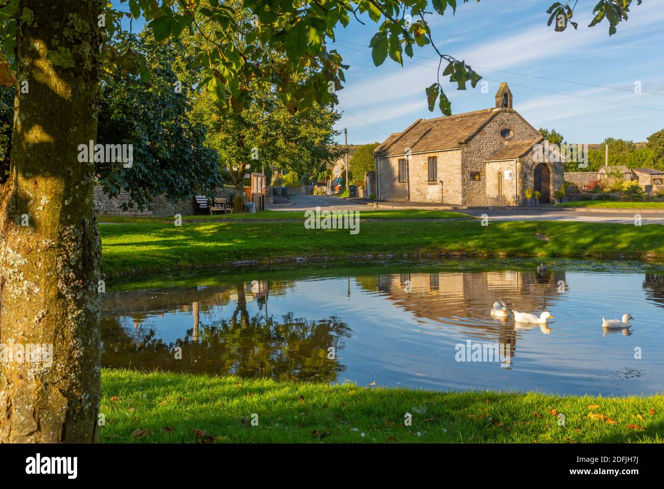 Blick auf Reflexionen im Dorf Teich, Foolow, Derbyshire Peak District, England, Vereinigtes Königreich, Europa Stockfoto