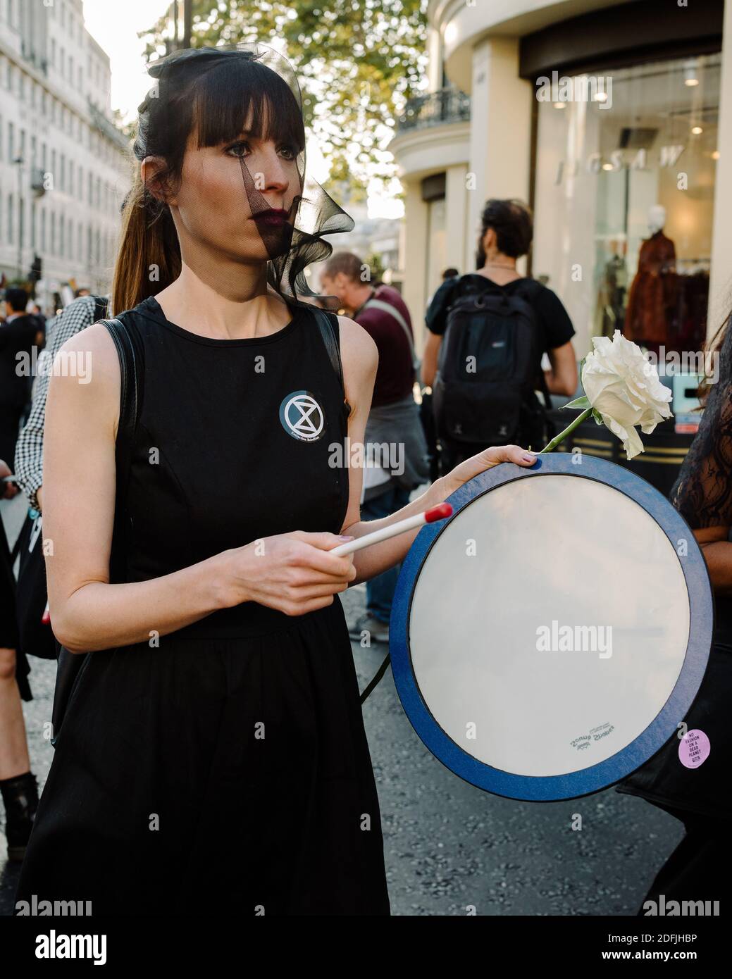 London, Vereinigtes Königreich - 17. September 2019: Extinction Rebellion vor der London Fashion Week, um das Bewusstsein für die Klimaauswirkungen von Mode zu schärfen Stockfoto