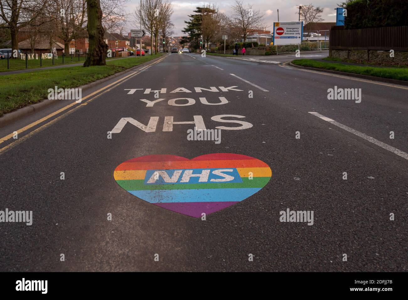 Vielen Dank NHS Straßenmarkierung außerhalb Kettering General Hospital in Dezember 2020 Stockfoto