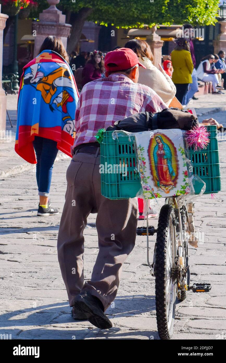 Mann mit Jungfrau Maria auf dem Fahrrad, San Miguel de Allende, Mexiko Stockfoto