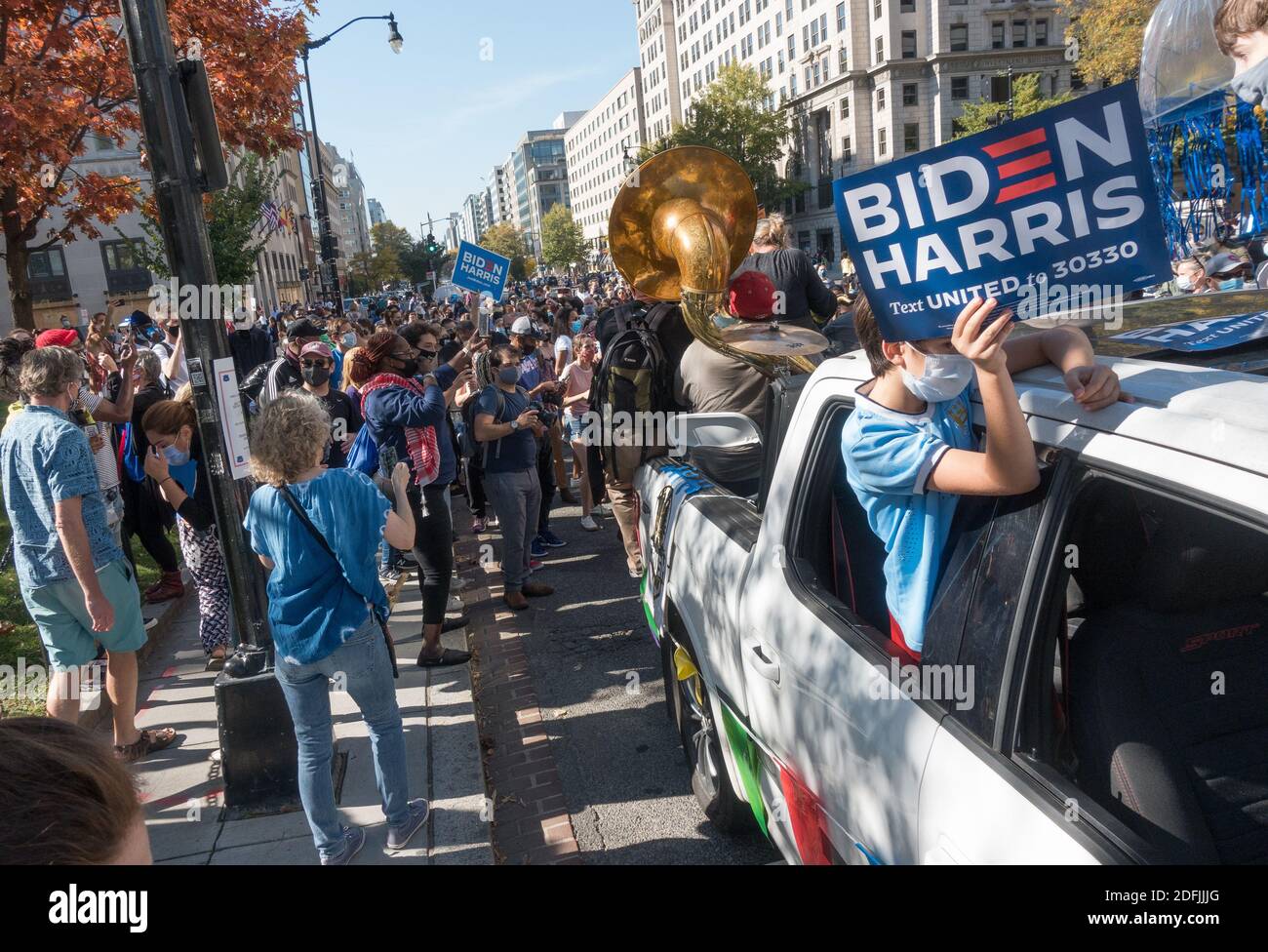 WASHINGTON, DC - 7. NOVEMBER 2020: Überschwängliche Menschenmengen kommen in der Innenstadt von Washington an, um Präsident Trumps Niederlage und Joe Bidens Sieg zu feiern, nachdem die Netzwerke das Präsidentschaftsrennen für Biden nannten. Stockfoto