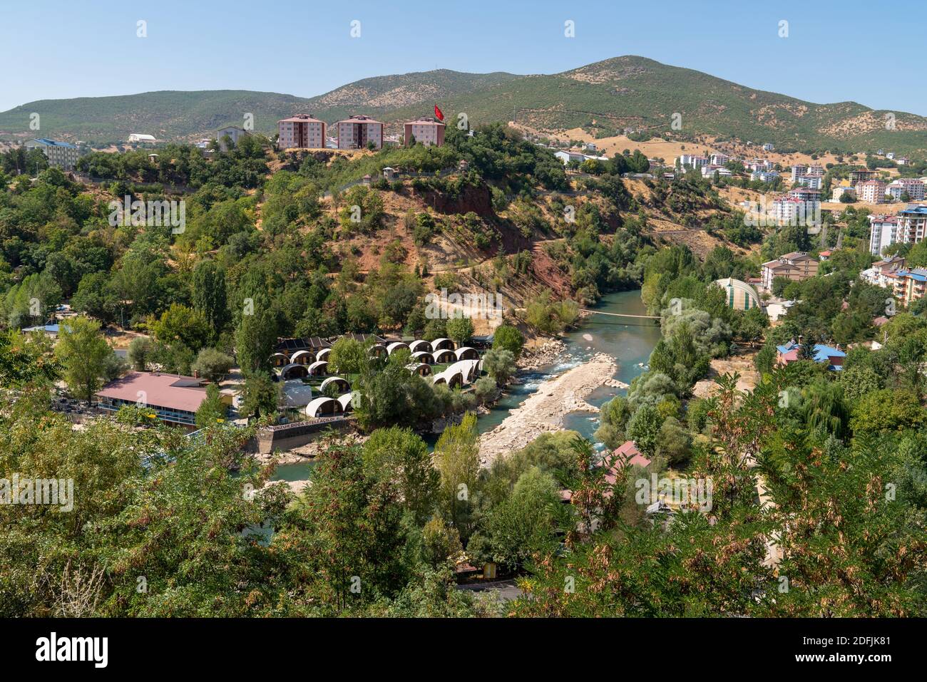 Tunceli, Türkei-September 18 2020: Tunceli Stadt mit munzur Fluss Stockfoto