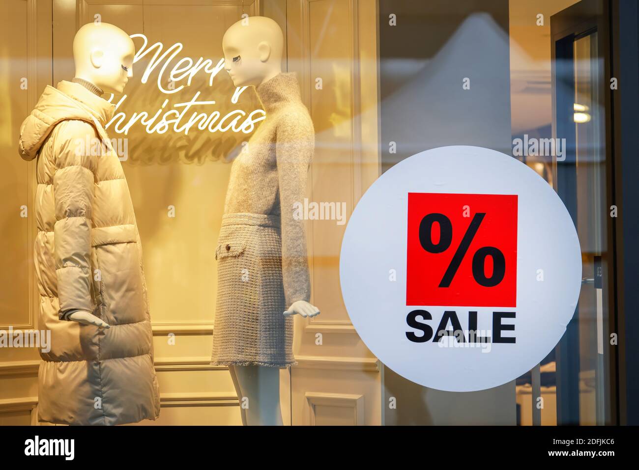 Essen, Ruhrgebiet, Nordrhein-Westfalen, Deutschland - Schaufenster eines Modehauses zur Weihnachtszeit mit Sonderangeboten. Stockfoto