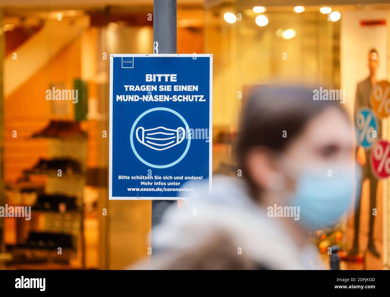 Essen, Ruhrgebiet, Nordrhein-Westfalen, Deutschland - Passanten mit Schutzmasken in der Essener Innenstadt in Zeiten der Coronakrise im secon Stockfoto