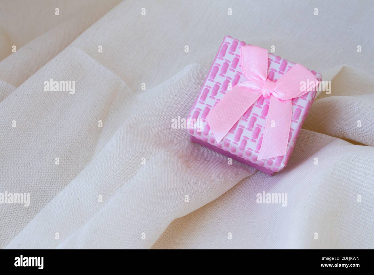 Frau Verpackung valentinstag Geschenk box.Concept Liebe, Romantik, Valentinstag. Platz zum Schreiben. Stockfoto