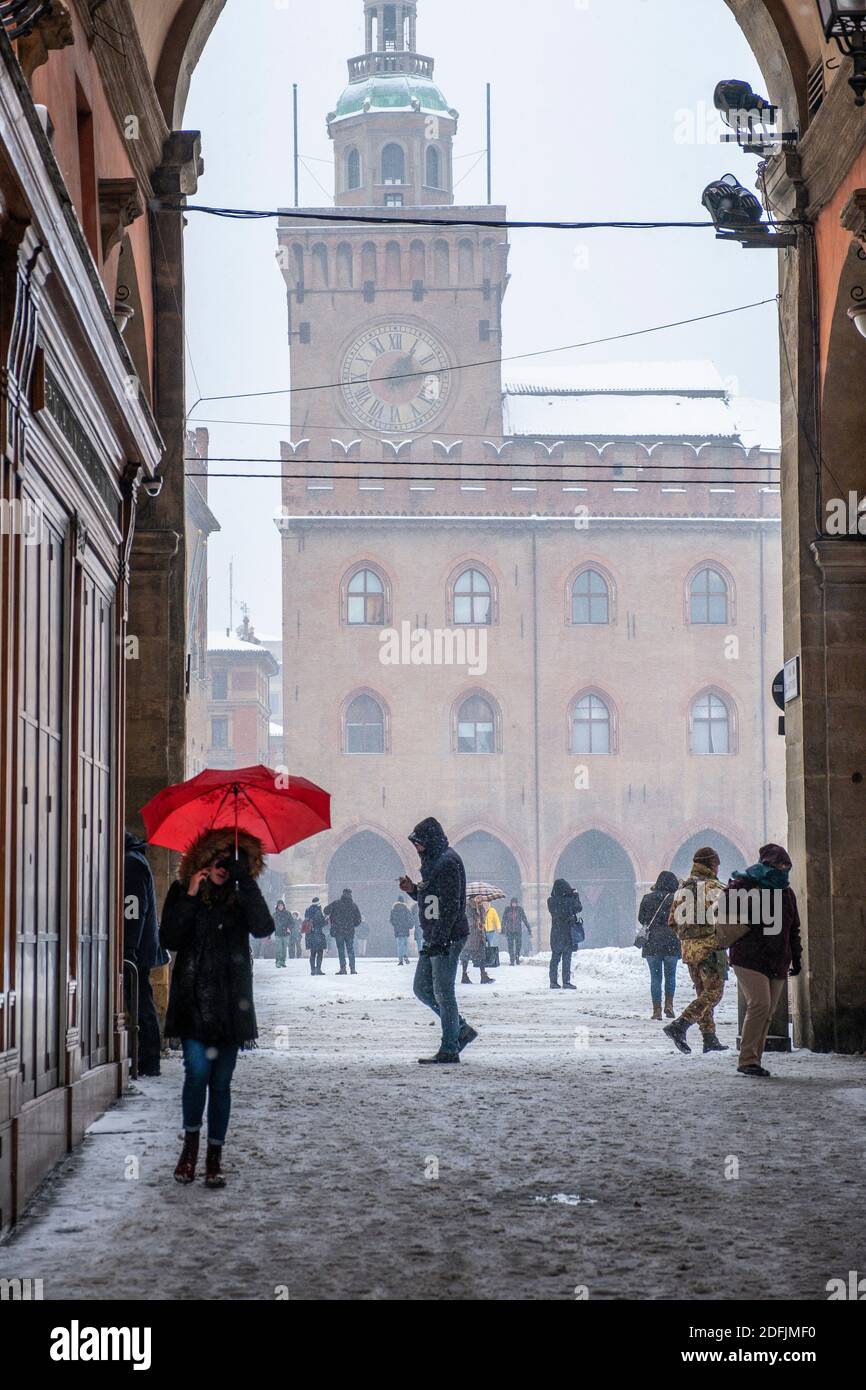 Schnee fällt in der Via Clavature mit Blick durch den Bogen zum Palazzo Comunale auf der Piazza Maggiore, Bologna, Italien Stockfoto