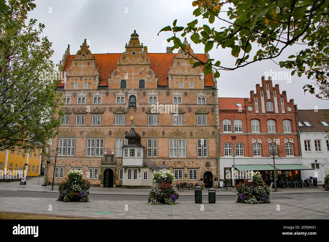 Aalborg Straßenszene mit einem wunderschönen holländischen Renaissance-Gebäude. Gebaut 1624 für den Kaufmann Jens Bang, Aalborg, Jütland, Dänemark Stockfoto