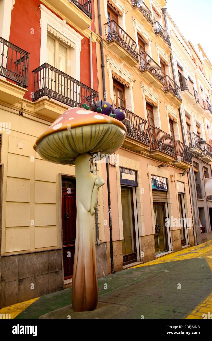 Calle de Las Setas, Straße der Pilze. Schmale Straße mit großen Statuen von Cartoon-Pilze. Alicante Altstadt, Costa Blanca, Spanien. Stockfoto