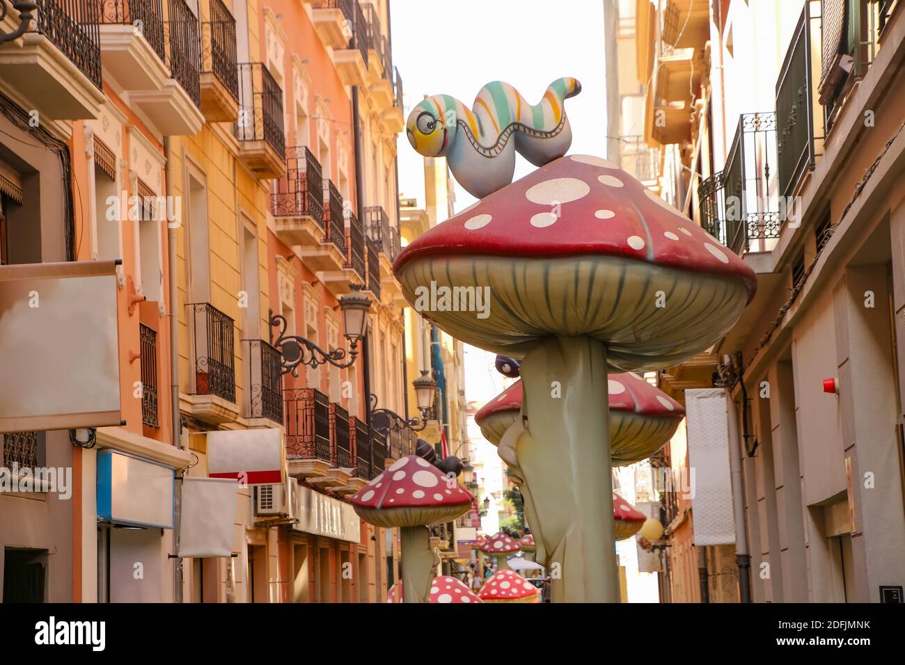 Calle de Las Setas, Straße der Pilze. Schmale Straße mit großen Statuen von Cartoon-Pilze. Alicante Altstadt, Costa Blanca, Spanien. Stockfoto