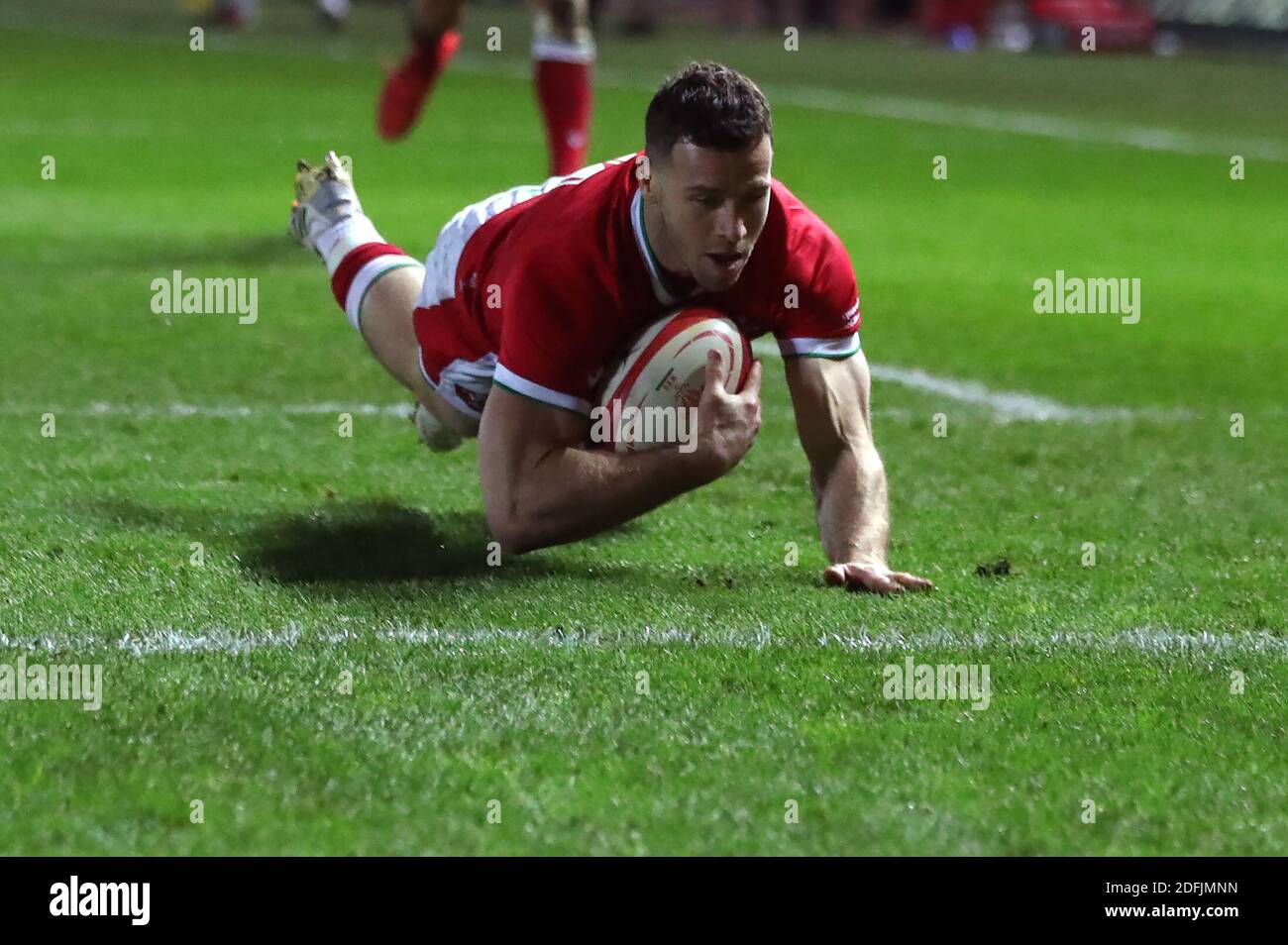 Gareth Davies von Wales erzielt beim Spiel im Herbst-Nations-Cup in Parc y Scarlets, Llanelli, den dritten Versuch seiner Seite. Stockfoto