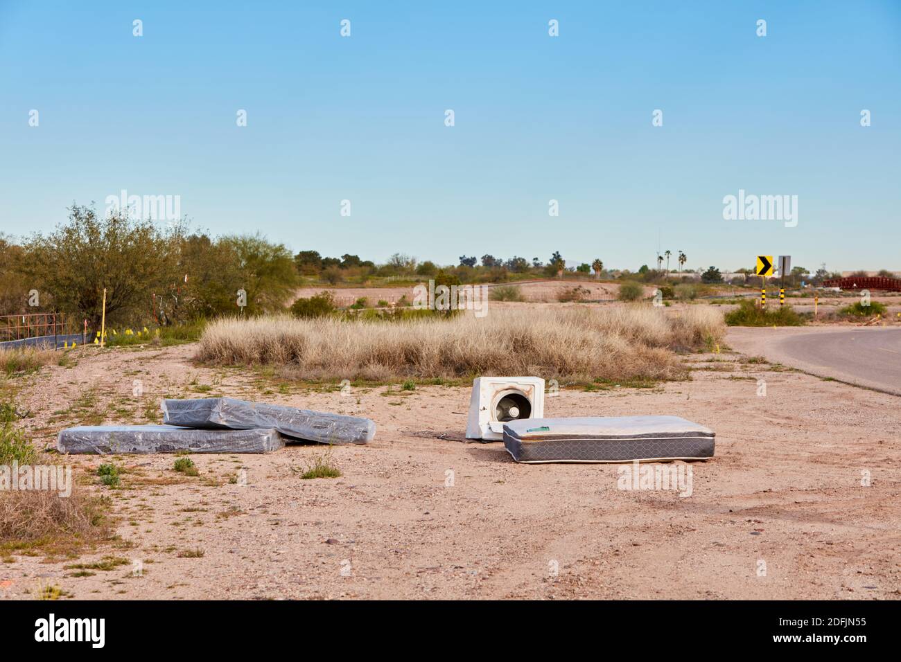 Matratzen und eine Waschmaschine wurden illegal in der Wüste bei Tucson, Arizona, entsorgt Stockfoto