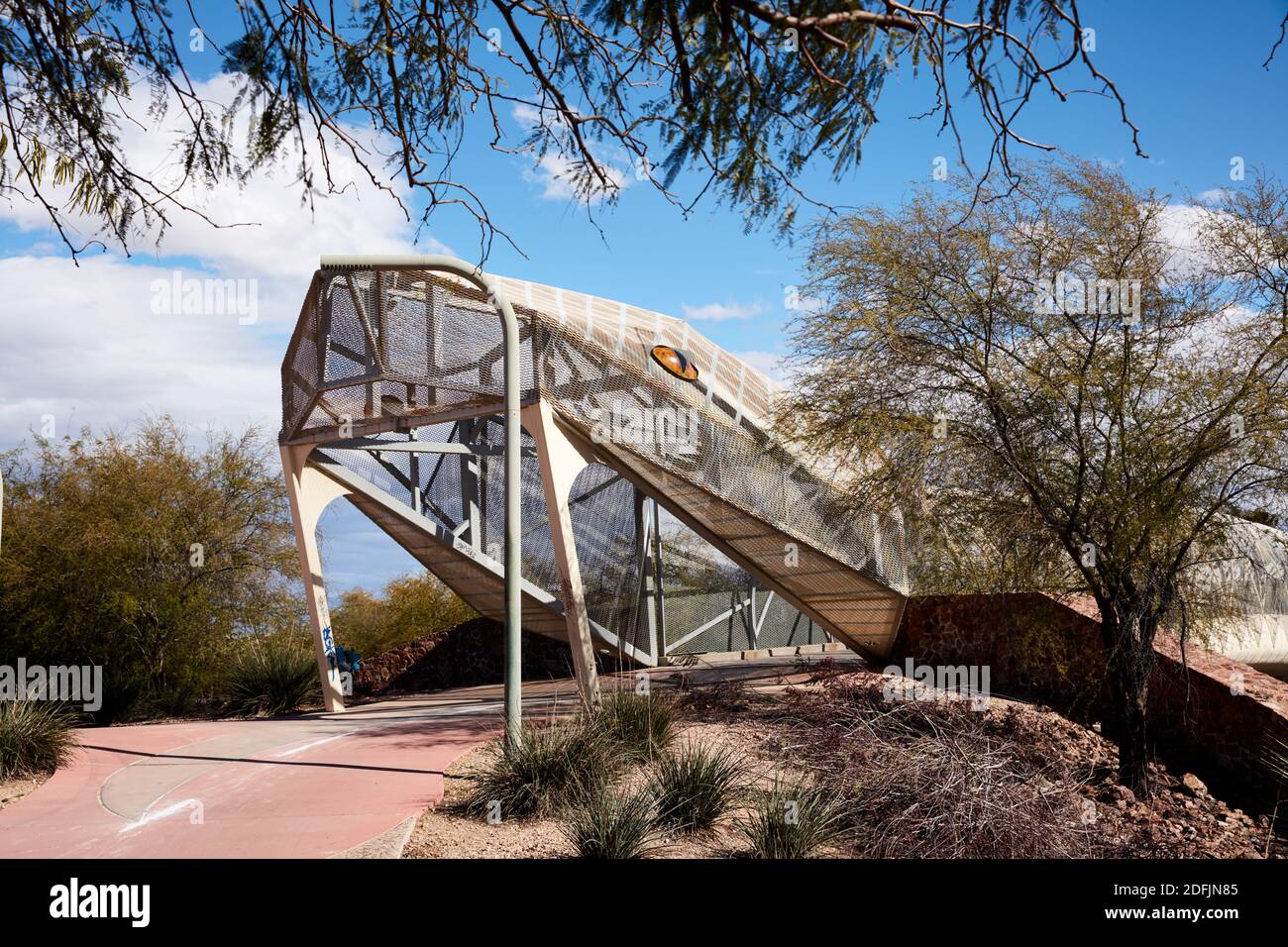 Fußgängerbrücke in Tucson, Arizona entworfen, um wie ein Diamondback Rattlesnake aussehen Stockfoto