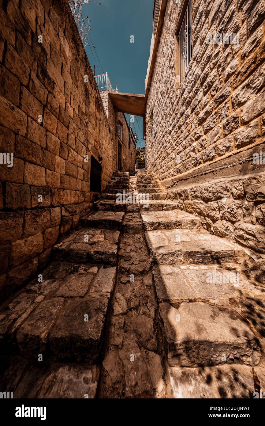 Old Style schmale Straße mit traditionellen libanesischen Steinhäusern. Chouf. Libanon Stockfoto