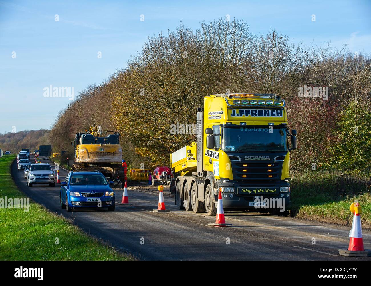 Little Missenden, Buckinghamshire, Großbritannien. Dezember 2020. HS2 wird im Rahmen der neuen Hochgeschwindigkeitsstrecke von London nach Birmingham einen Tunnel unter den Chilterns bohren. Auf dem Gelände in Little Missenden haben die vorbereitenden Bauarbeiten für einen Lüftungsschacht aus dem Tunnel begonnen. Das umstrittene HS2-Projekt gefährdet 693 Wildtiergebiete, 33 SSSIs und 108 alte Waldgebiete. Quelle: Maureen McLean/Alamy Stockfoto