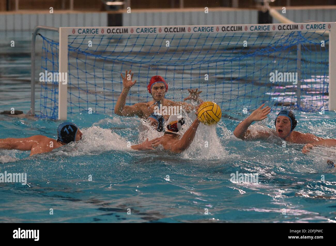 Savona, Italien. Dezember 2020. Savona, Italien, Zanelli Pool, 05. Dezember 2020, Marko Radulovic (VK Radnicki) Tor während VK Radnicki gegen OSC Potsdam - len Euro Cup Wasserball Spiel Credit: Danilo Vigo/LPS/ZUMA Wire/Alamy Live News Stockfoto