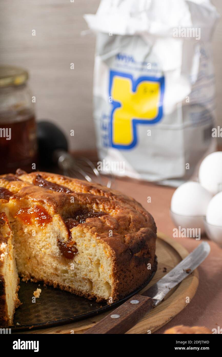 Hausgemachter Kuchen mit Aprikosenmarmelade. Hausgemachtes süßes Gebäck. Stockfoto