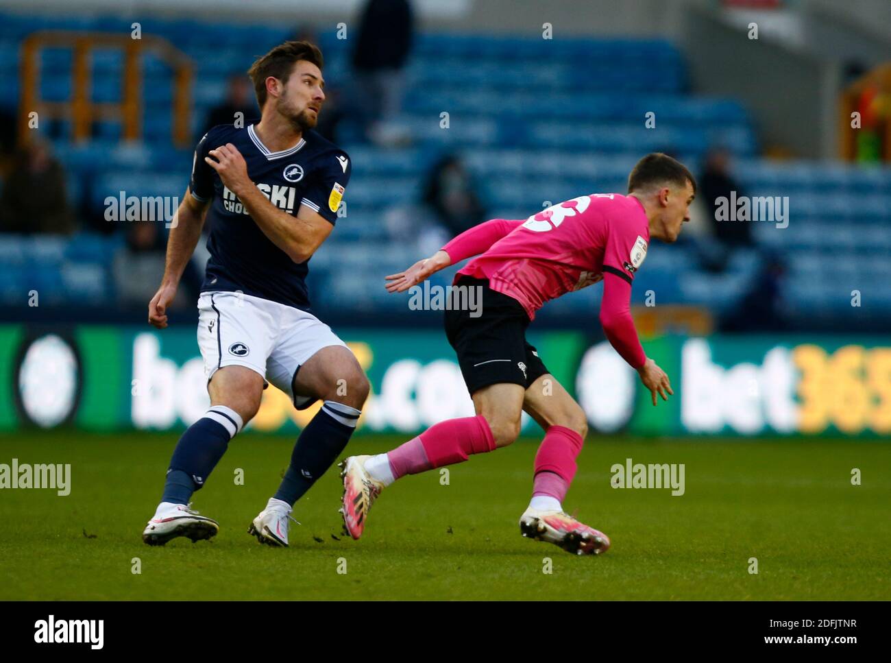 LONDON, Vereinigtes Königreich, DEZEMBER 05: Ryan Leonard von Millwall während der Sky Bet Championship zwischen Millwall und Derby County im Den Stadium, London am 05. Dezember, 2020 Credit: Action Foto Sport/Alamy Live News Stockfoto