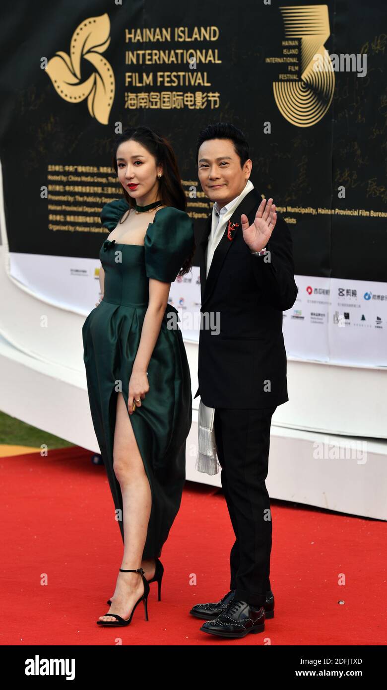 Sanya, Chinas Provinz Hainan. Dezember 2020. Die Schauspielerin Lou Yixiao (L) und der Sänger Jeff Chang treten bei der Eröffnungszeremonie des 3. Internationalen Filmfestivals Hainan in Sanya, südchinesischer Provinz Hainan, am 5. Dezember 2020 auf. Das 3. Hainan International Film Festival startete am Samstag in Sanya. Kredit: Guo Cheng/Xinhua/Alamy Live Nachrichten Stockfoto