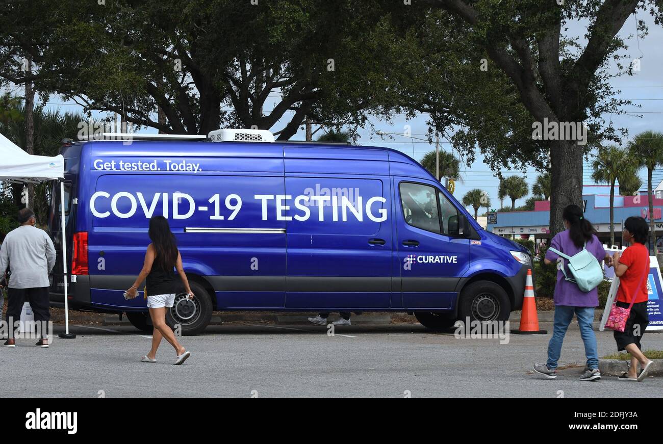 Die Leute kommen zu einem mobilen COVID-19 Testgelände auf dem Parkplatz der Florida Mall. Diese Woche wurde Florida der dritte Staat in den Vereinigten Staaten, um eine Million Coronavirus-Fälle zu erreichen, mit über 10,000 neuen Fällen, die für den zweiten Tag in Folge berichtet werden. Stockfoto