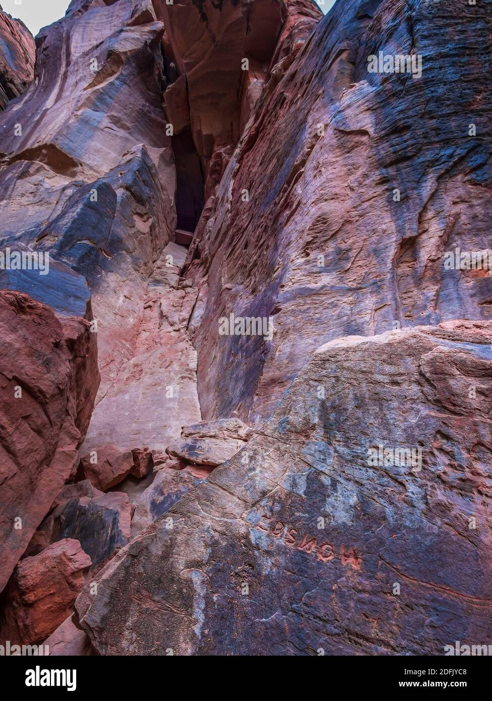 Mormon Pionier E.B. Der Name des Schnees ist auf einem jetzt umgestürzten Felsen eingeätzt, am Ende des Johnson Canyon, Snow Canyon State Park, Saint George, Utah. Stockfoto