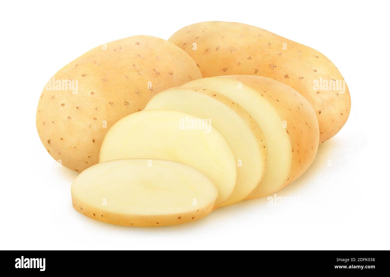 Rohe gewaschene Kartoffeln in Chips isoliert auf weißem Hintergrund geschnitten Stockfoto