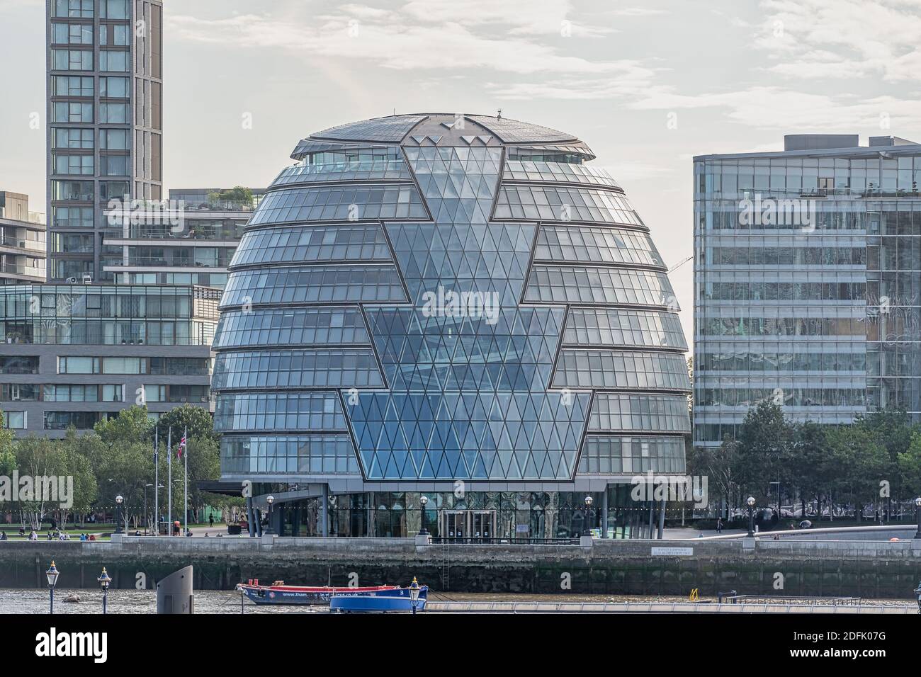 LONDON, GROSSBRITANNIEN - 28. SEPTEMBER 2020: Blick auf das Rathaus in London Stockfoto