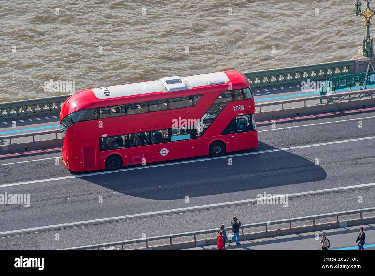 LONDON, VEREINIGTES KÖNIGREICH - 28. SEPTEMBER 2020: Luftaufnahme eines neuen Routemaster roten Londoner Busses Stockfoto