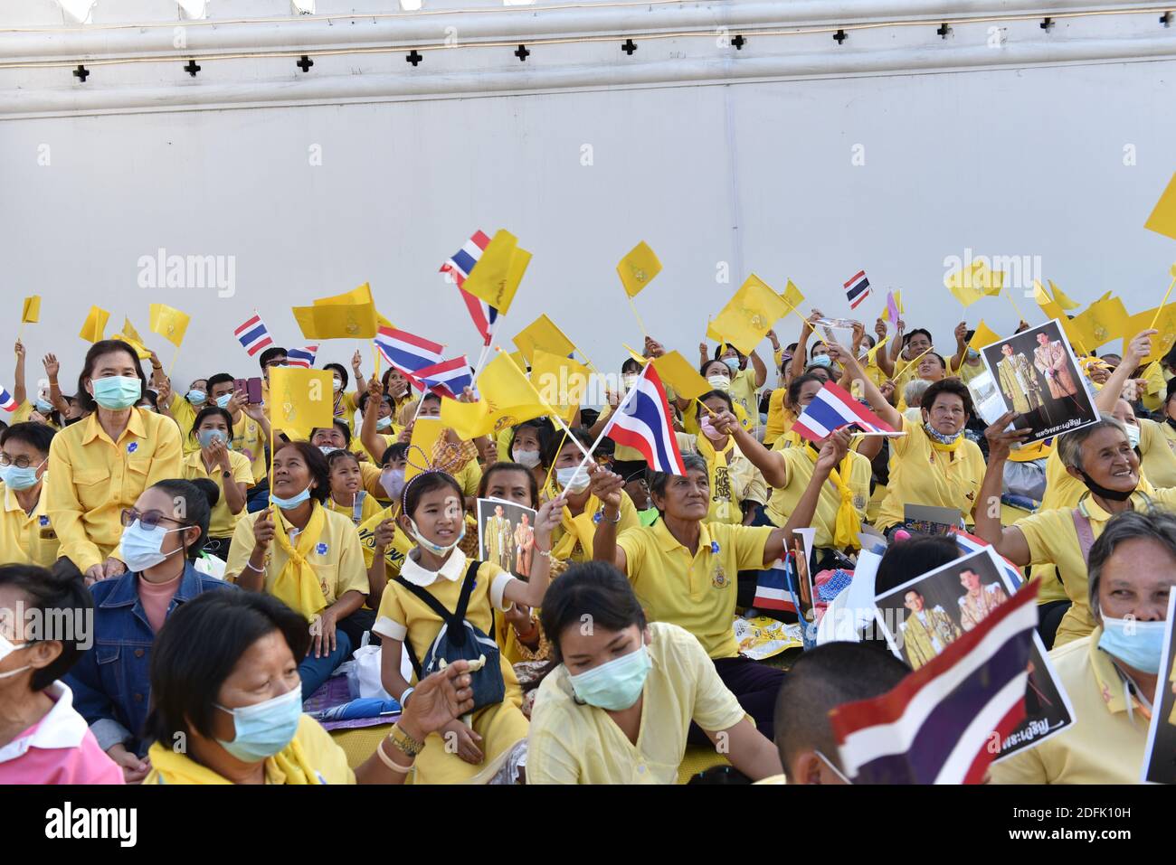 Bangkok, Thailand. Dezember 2020. Thailänder von überall warten darauf, König Maha Vajiralongkorn, begleitet von Königin Suthida, mit einem Bild des Königs von Thailand zu empfangen. Es ist Loyalität an der Außenseite des Grand Palace in Bangkok (Foto von Teera Noisakran/Pacific Press) Quelle: Pacific Press Media Production Corp./Alamy Live News Stockfoto