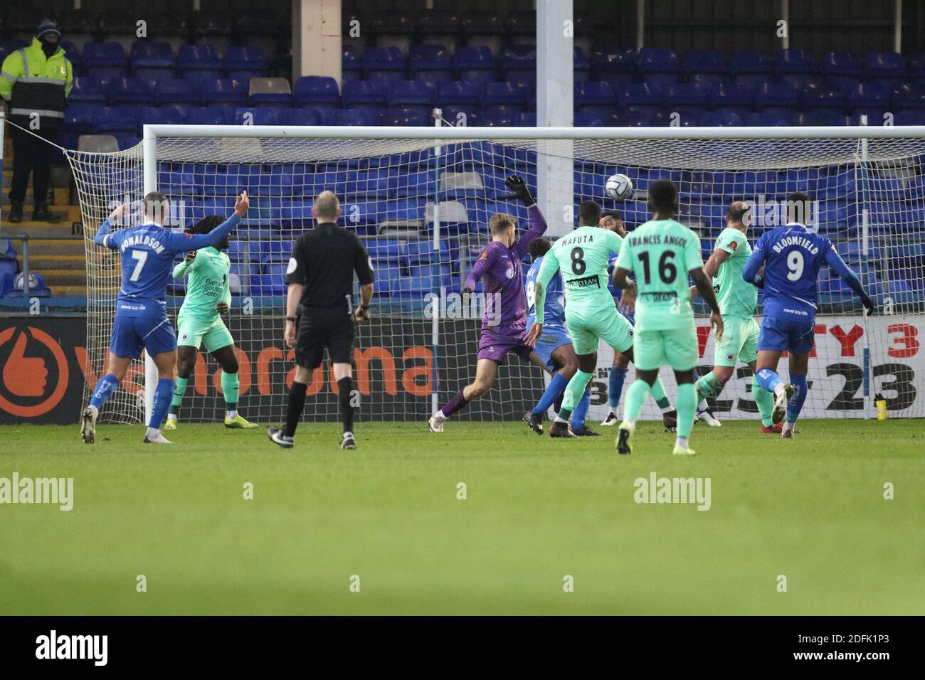 Hartlepool, Großbritannien. Dezember 2020. Gus Mufata (#8 Boreham Wood) Punkte während der Vanarama National League Spiel zwischen Hartlepool United und Boreham Wood im Victoria Park in Hartlepool KEN FOULDS Kredit: SPP Sport Pressefoto. /Alamy Live Nachrichten Stockfoto