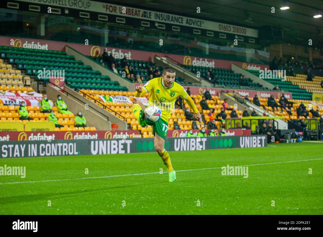 5. Dezember 2020; Carrow Road, Norwich, Norfolk, England, English Football League Championship Football, EMI Buendeda von Norwich City auf dem rechten Flügel vor dem Überqueren des Balls in der Box. Stockfoto