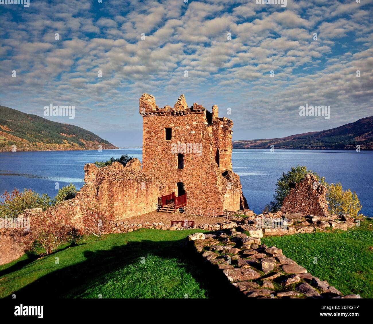 GB - SCHOTTLAND: Urquhart Castle mit Blick auf Loch Ness Stockfoto