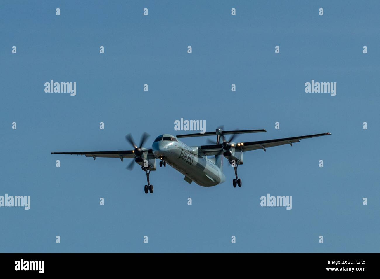 Toronto, Ontario, Kanada - 22. Juni 2019. Leistungsstarke Landescheinwerfer eingeschaltet während des Tages vor der Landung Stockfoto