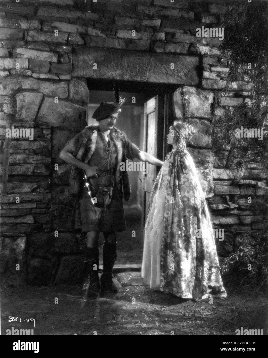 NORMAN KERRY und LILLIAN GISH in ANNIE LAURIE 1927 Regie JOHN S. ROBERTSON Geschichte / Drehbuch Josephine Lovett KunstRegie Cedric Gibbons und Merrill Pye Kostümdesign André-ani Foto von Milton Brown Metro Goldwyn Mayer Stockfoto