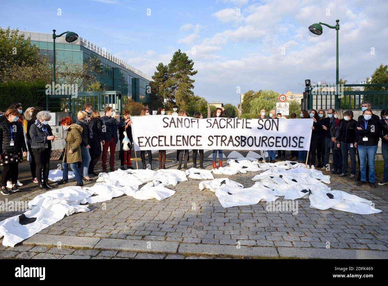 Sanofi-Arbeiter protestieren am 1. Oktober 2020 vor dem Hauptsitz des multinationalen Pharmaunternehmens in Straßburg, Ostfrankreich. Seit der Ankündigung eines freiwilligen Ausreiseplans, der 1,700 Arbeitsplätze in Europa betreffen könnte, darunter tausend in Frankreich, sind die Mitarbeiter des Forschungsstandorts Straßburg, der dem französischen Pharmariesen angehört, besorgt. An diesem Standort werden 57 Mitarbeiter beschäftigt, und seine immunonkologische Forschungsaktivitäten würden nach Vitry-sur-seine in Val-de-Marne verlagert. Foto von Nicolas Roses/ABACAPRESS.COM Stockfoto