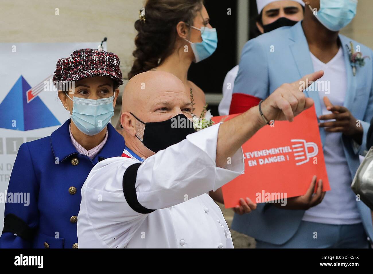 Küchenchef Philippe Etchebest und seine Frau Dominique Etchebest (in blau) während der vom Küchenchef organisierten Demonstration gegen die neuen Maßnahmen zur Bekämpfung des Coronavirus. Vor Philippe Etchebeds Restaurant 'Le quatreeme mur' in Bordeaux am 02. Oktober 2020.Foto von Thibaud Moritz/ ABACAPRESS.COM Stockfoto