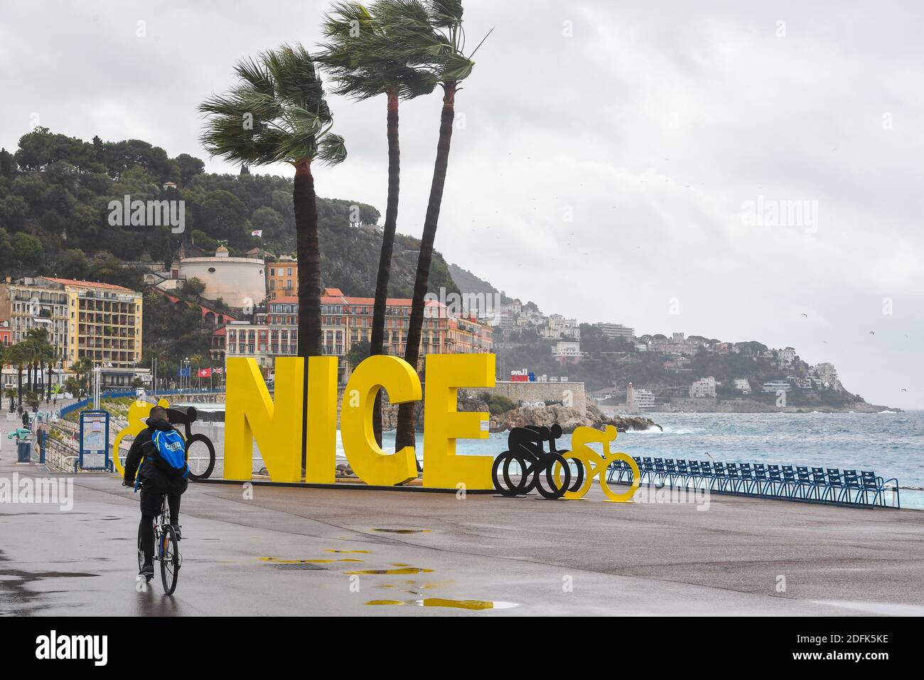 Die Cote d'Azur wird in oranger Wachsamkeit platziert. Von Meteo France als Sprengstoff qualifiziert, sollte der Sturm Alex, der diesen Donnerstag aus dem Westen Frankreichs eindringt, die Cote d'Azur über Nacht von Donnerstag bis Freitag berühren. Die Schulen sind für den Tag geschlossen sowie die Promenade des Anglais in Nizza. Nizza, Frankreich am 2. Oktober 2020. Foto von Lionel Urman/ABACAPRESS.COM Stockfoto