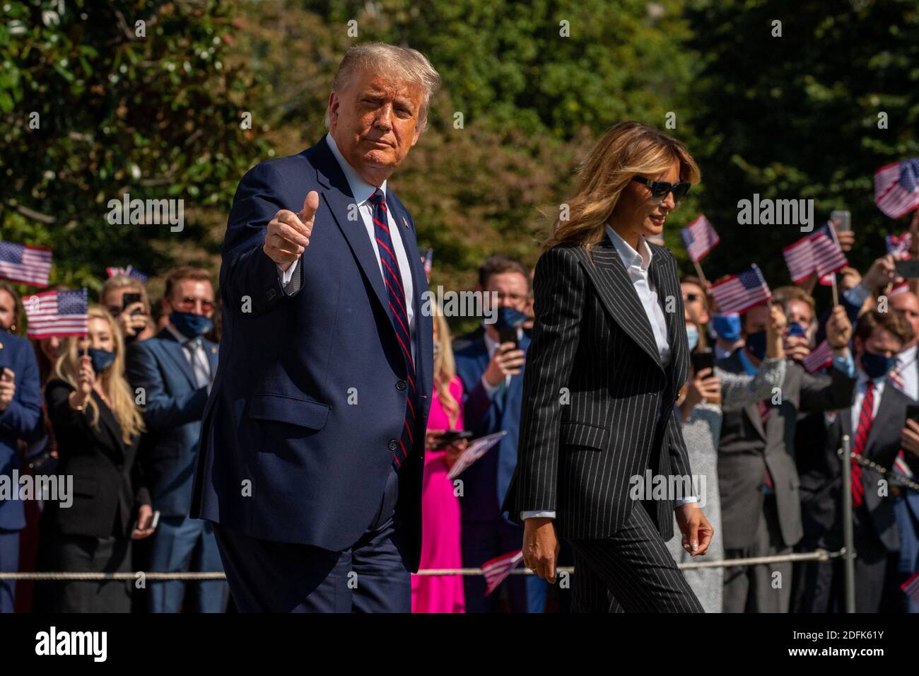 Präsident Donald Trump und First Lady Melania Trump haben Coronavirus-positiv getestet (COVID-19), wurde es kurz nach Mitternacht am Freitag, den 2. Oktober 2020 angekündigt. Sie werden gesehen, wie sie das Weiße Haus verlassen, um an der ersten Präsidentschaftsdebatte in Cleveland, Ohio, am Dienstag, dem 29. September 2020 teilzunehmen. Foto von Ken Cedeno/Pool/ABACAPRESS.COM Stockfoto