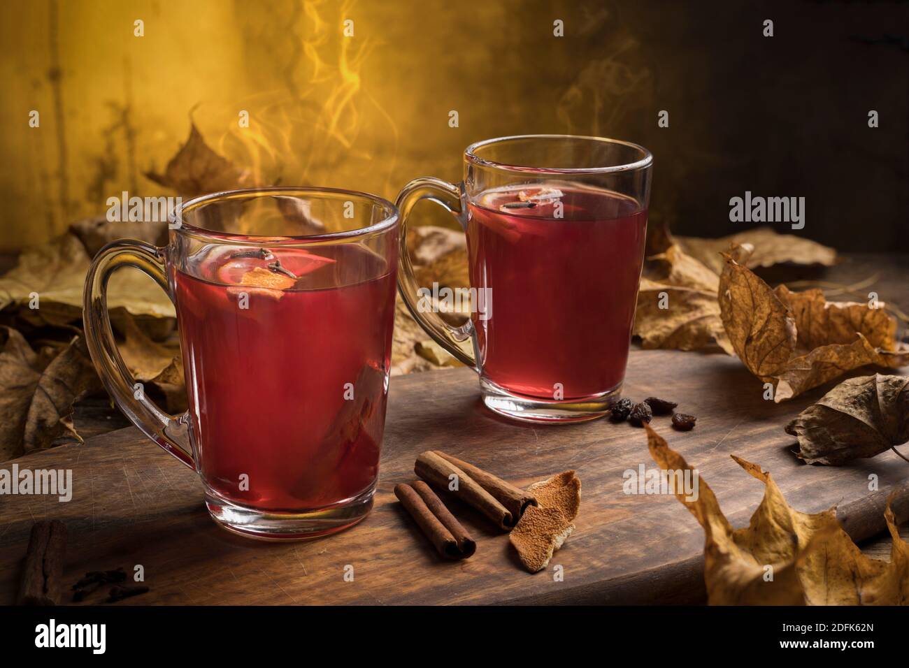 Zwei Gläser heißer roter Glühwein mit Gewürzen, Orangenscheiben, Zimtstange und Anis-Stern mit. Stockfoto