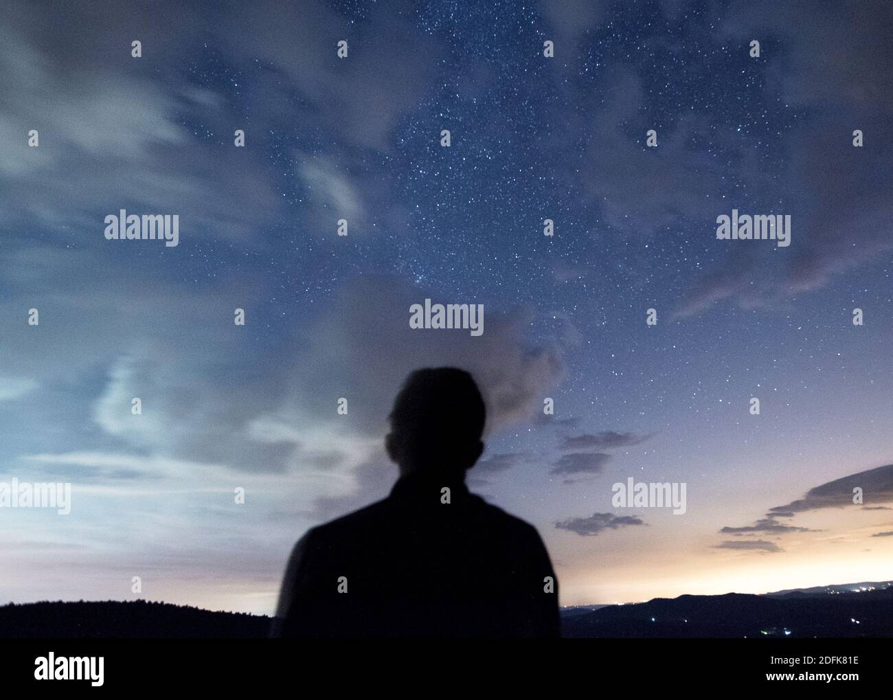 Silhouette eines Mannes, der am Skyline Drive im Shenandoah National Park in Virginia auf einen sternenübersäten Himmel blickt. Stockfoto