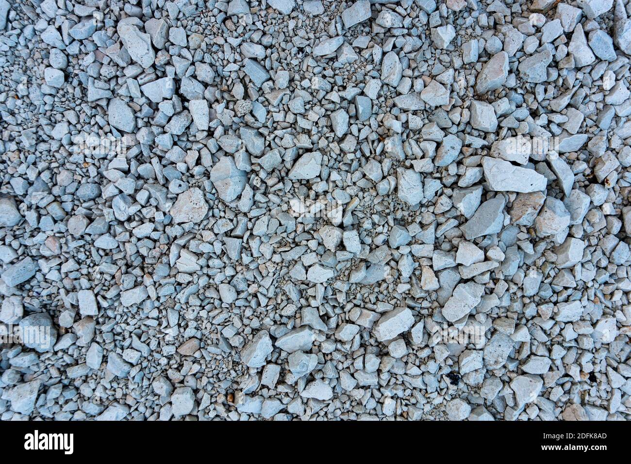 Nahaufnahme von weißen Steinen und Kies auf dem Boden Stockfoto