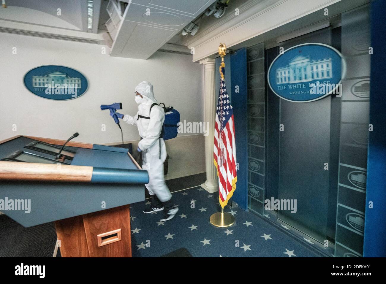 Ein Mitglied der Reinigungscrew im Weißen Haus sprüht Desinfektionsmittel im James Brady Press Briefing Raum, nachdem Präsident Trump von mehreren Tagen im Walter Reed National Military Medical Center zur Behandlung für COVID19 zurückgekehrt ist. Washington, DC, USA, 5. Oktober 2020. Foto von Ken Cedeno/Pool/ABACAPRESS.COM Stockfoto
