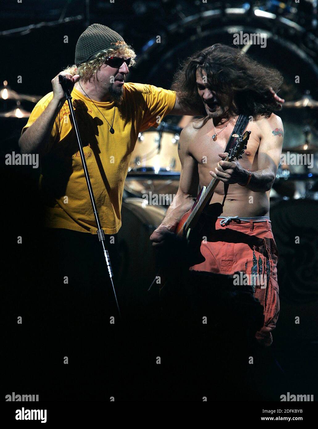 KEIN FILM, KEIN VIDEO, KEIN Fernsehen, KEINE DOKUMENTATION - Datei-Foto vom 6. Juli 2004 von Sammy Hagar und Eddie Van Halen treten in einem Konzert der Band Van Halen in Louisville, KY, USA auf. Eddie Van Halen, der Gitarrist und Songwriter, der der Rockband Van Halen ihren Namen und Sound gab, starb am Dienstag nach einem Kampf mit Krebs. Er war 65 Jahre alt. Foto von Mark Cornelison/Lexington Herald-Leader/TNS/ABACAPRESS.COM Stockfoto