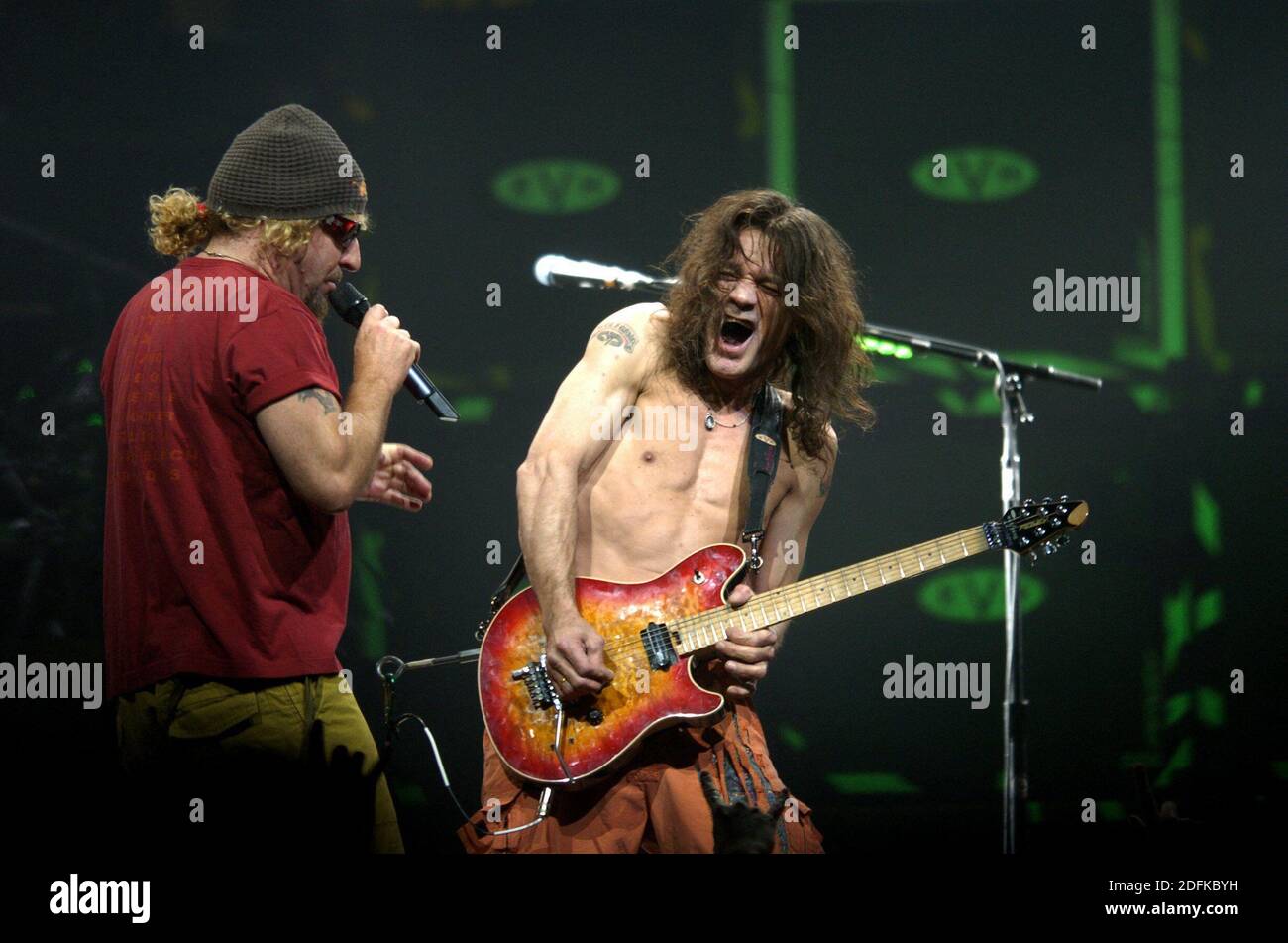 KEIN FILM, KEIN VIDEO, KEIN Fernsehen, KEIN DOKUMENTARFILM - File Photo vom 19. Juli 2004 von Sammy Hagar, Left, und Eddie Van Halen treten mit der Rockgruppe Van Halen im United Center, Chicago, IL, USA auf. Eddie Van Halen, der Gitarrist und Songwriter, der der Rockband Van Halen ihren Namen und Sound gab, starb am Dienstag nach einem Kampf mit Krebs. Er war 65 Jahre alt. Foto: Jose M. Osorio/Chicago Tribune/TNS/ABACAPRESS.COM Stockfoto