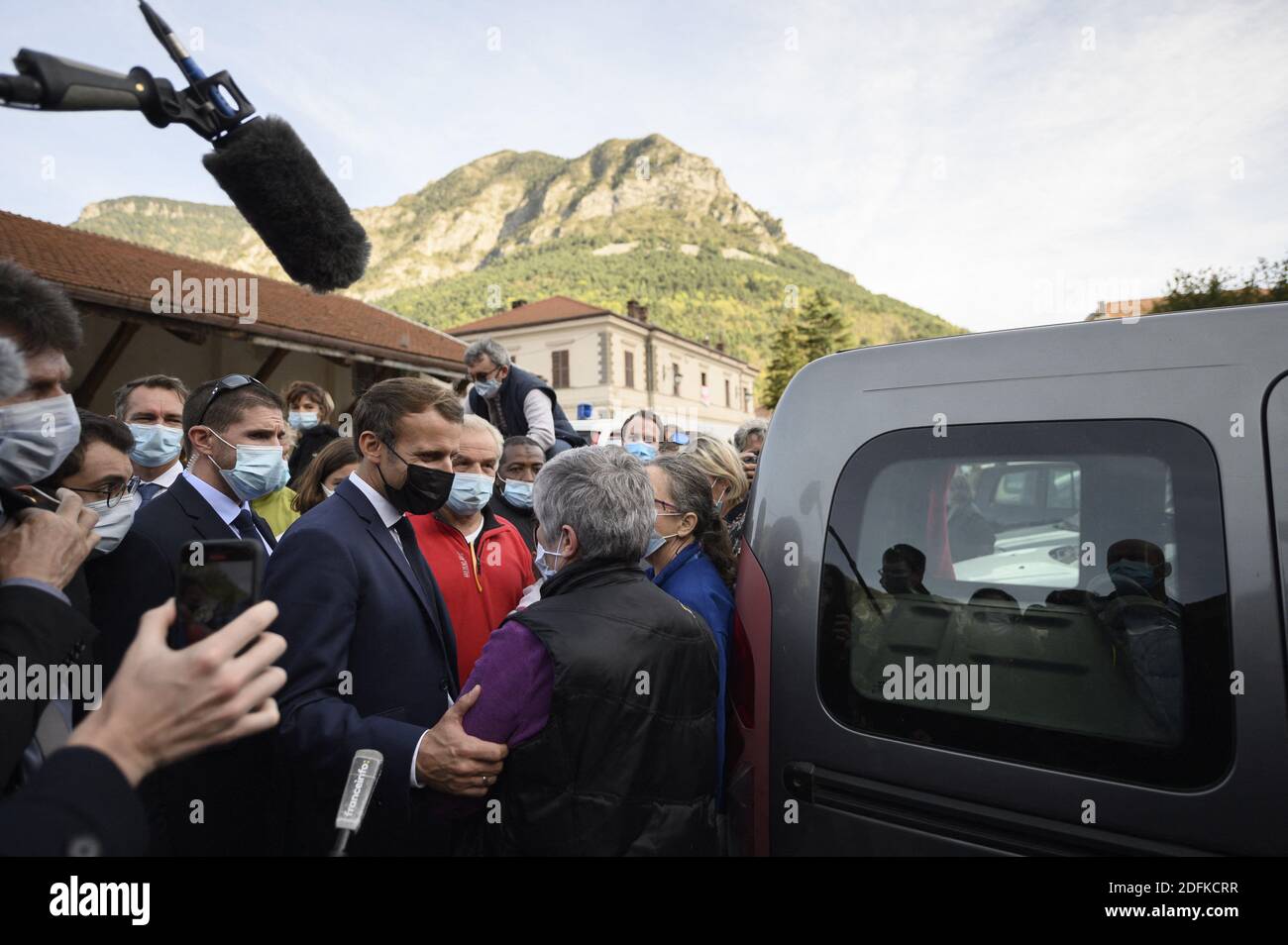 Der französische Präsident Emmanuel Macron besuchte am 7. Oktober 2020 Tende im Vallee de la Roya, etwa 50 km nordöstlich von Nizza, südöstlich von Frankreich, nachdem Stürme und große Überschwemmungen im Departement Alpes-Maritimes weitverbreitete Schäden angerichtet hatten. Foto von Eliot Blondt/ABACAPRESS.COM Stockfoto