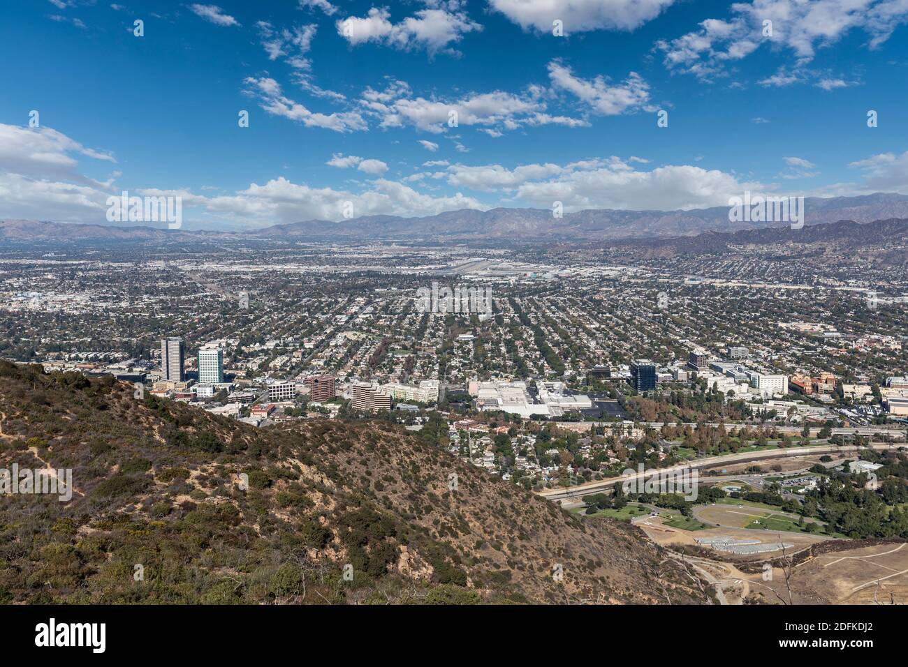 Leicht bewölktes Himmel über dem San Fernando Valley in Los Angeles, Kalifornien. Stockfoto