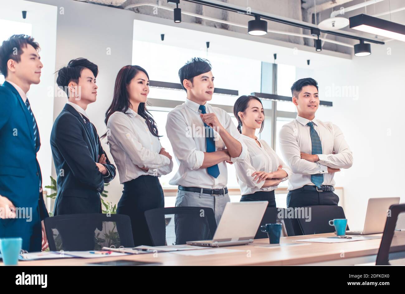 Erfolgreiches Geschäftsteam, das im Büro zusammensteht Stockfoto